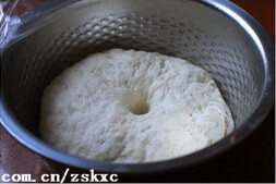 6、中式肠仔卷,发酵至原来的两倍大，且用手按下去不会回弹为止