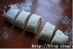 7、中式肠仔卷,将面团分成大小一致的剂子，搓成长条