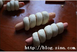 8、中式肠仔卷,将面团绕火腿肠卷起来就行