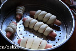 9、中式肠仔卷,蒸锅涂一层底油，将肠仔卷放进去，醒5钟左右，此时面团会比原来稍大一些，冷水上锅，大火蒸20分钟左右，关火后再焖3～5分钟，取出后即食。