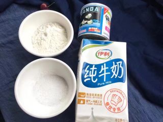 1、脆皮炸鲜奶,准备牛奶250克、玉米淀粉50克、白糖25克和炼乳10克。