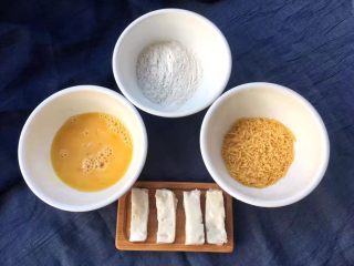 7、脆皮炸鲜奶,冰冻过的奶糊根据自己的喜好切条，再准备面粉、面包糠和鸡蛋打开用筷子打成蛋液。