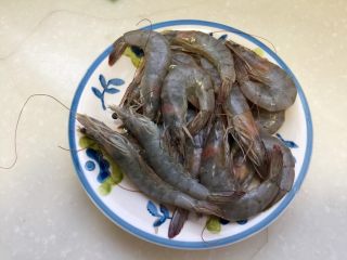 3、恨不能吮手指的好味➕茄汁油焖大虾,今天试菜，先拿了13支虾约220g，可以看到基本虾头里都有虾黄噢，这个可是超级鲜美的