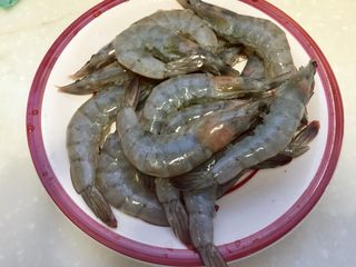 6、恨不能吮手指的好味➕茄汁油焖大虾,依次将虾都处理好，然后用流动清水清洗干净。