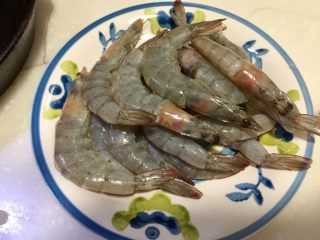 8、恨不能吮手指的好味➕茄汁油焖大虾,倒去料酒，可以用厨房纸巾吸一下水份，免得下锅煎炸时炸锅蹦伤自己