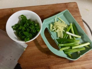 11、恨不能吮手指的好味➕茄汁油焖大虾,姜切姜丝，小葱分葱白葱绿，葱白切段，葱绿切末