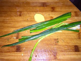 10、恨不能吮手指的好味➕茄汁油焖大虾,小葱择好姜去皮，清洗备用