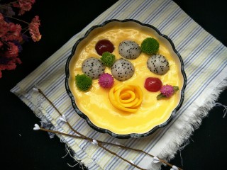 1、#网红甜点DIY家庭手做#芒果花思慕雪碗,水果与酸奶的充分融合，细腻丝滑，高颜值，超美味，快拿去给家人和朋友尝一尝吧。