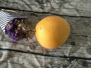 2、#网红甜点DIY家庭手做#芒果花思慕雪碗,准备芒果一个，稍微大一点