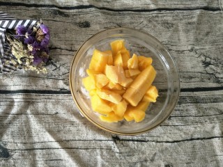 3、#网红甜点DIY家庭手做#芒果花思慕雪碗,芒果切成小块