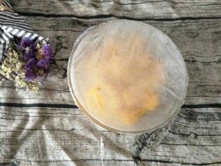 4、#网红甜点DIY家庭手做#芒果花思慕雪碗,盖上保鲜膜，冰箱冷冻一个晚上。