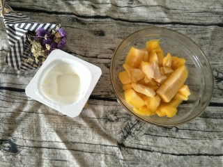 5、#网红甜点DIY家庭手做#芒果花思慕雪碗,准备一盒浓稠酸奶