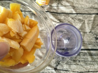 6、#网红甜点DIY家庭手做#芒果花思慕雪碗,将冻好的芒果粒倒入料理机