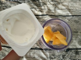 7、#网红甜点DIY家庭手做#芒果花思慕雪碗,倒入酸奶