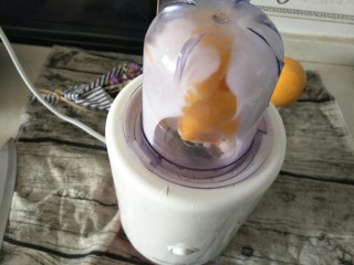 8、#网红甜点DIY家庭手做#芒果花思慕雪碗,用料理机打至细滑，记得多打一下，打细腻一点