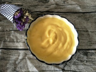 9、#网红甜点DIY家庭手做#芒果花思慕雪碗,打细腻以后倒入碗里