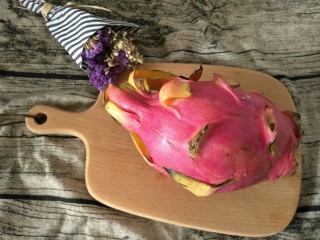 10、#网红甜点DIY家庭手做#芒果花思慕雪碗,准备一个火龙果