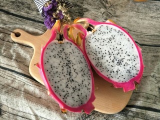 11、#网红甜点DIY家庭手做#芒果花思慕雪碗,对半切