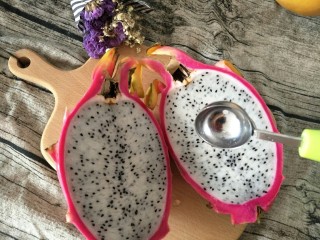 12、#网红甜点DIY家庭手做#芒果花思慕雪碗,用小的挖球勺，挖出一个个火龙果球