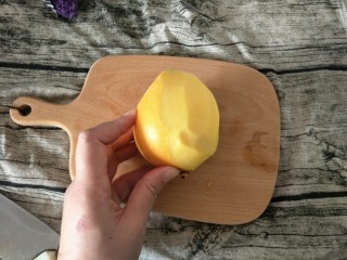 13、#网红甜点DIY家庭手做#芒果花思慕雪碗,再取一个芒果削去皮，对半切开