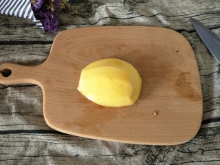 14、#网红甜点DIY家庭手做#芒果花思慕雪碗,取一半削皮的芒果