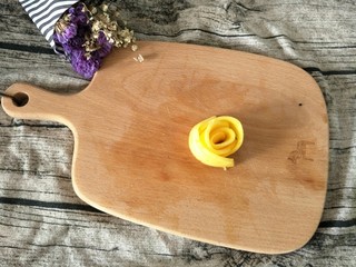 16、#网红甜点DIY家庭手做#芒果花思慕雪碗,将芒果片卷起来，变成一朵芒果花。