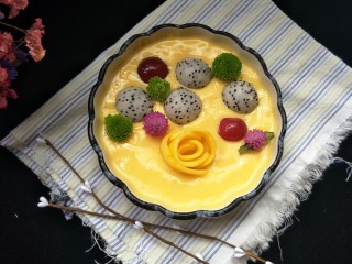 17、#网红甜点DIY家庭手做#芒果花思慕雪碗,将芒果和水果放入思慕雪碗中，摆出你喜欢的造型