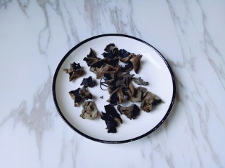 1、养生母鸡汤,干木耳冷水冲洗两遍。