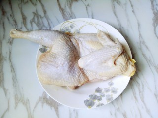 3、养生母鸡汤,半只母鸡，是朋友送的，哈哈，今天去她家玩，她婆婆从乡下带来的，刚好我们去玩，就和她一人半只，特别好，真正的土鸡呦，赞一个。