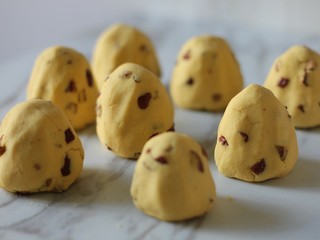 11、红枣奶香窝头,从侧面看形成小山包一样的锥形。