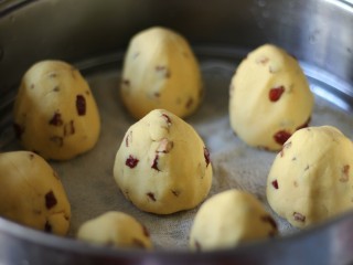 12、红枣奶香窝头,水热后放入笼屉中，上气后蒸15～20分钟左右。