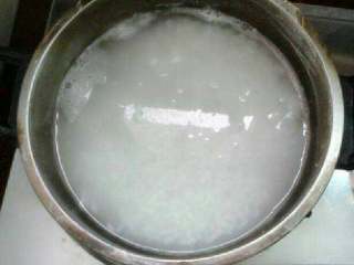 3、鱼泥豆腐青菜粥,准备一人份稀饭