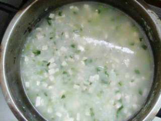 4、鱼泥豆腐青菜粥,加入豆腐青菜鱼煮熟即可，