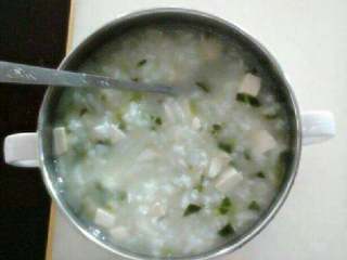 5、鱼泥豆腐青菜粥,加一点盐就好。