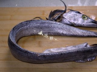 1、烧带鱼,冰冻后的带鱼先充分的解冻，放常温，室温解冻。然后去掉头，尾，和鱼鳍。