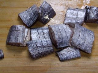 2、烧带鱼,切段，鱼身上划两刀，腌制的时候方便入味。