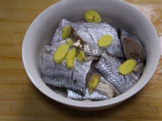 3、烧带鱼,切好的带鱼用料酒，姜片，少许盐腌制一小时。如果是新鲜的带鱼，这一步可以腌可以不腌，但是冻过的带鱼要多腌制一下入味，盐一定不要放太多，宁愿少放