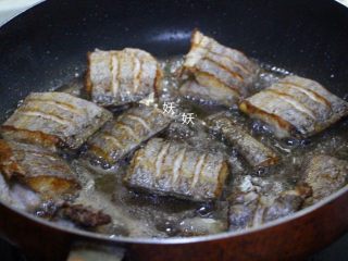 4、烧带鱼,油锅烧热，我用的不粘锅，普通锅的话，油温一定要够高，才可以不粘锅，其实对于普通家庭来讲，不粘锅已经很普及了，几十元就能买到一个，用到的时候非