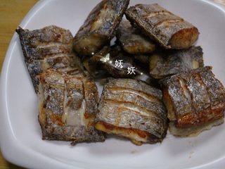 5、烧带鱼,先将煎至两面发黄的带鱼夹出来。