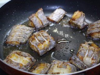 6、烧带鱼,换过一锅油，再把带鱼放进去复炸一道，复炸后的带鱼外表金黄酥脆不宜散。如果是冰鲜的带鱼，这一步不需要换油。