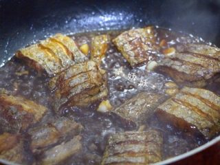 8、烧带鱼,加入适量的水，老抽，白砂糖，根据甜淡选择要不要再加点盐。中火煮几分钟。然后倒入水淀粉，大火收汁。