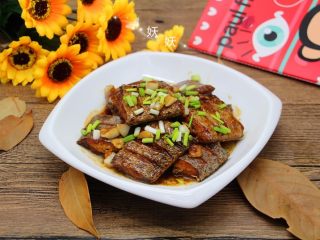 9、烧带鱼,待汤汁浓稠，就可以盛出来，撒适量的生小葱即可。