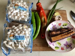 1、玉颜偶染尘世烟➕双椒白玉菇炒酱油肉,食材合照：白玉菇两袋，看着很多，去掉根部，再一焯水其实就没多少了????。小青椒三根（先拿了两根，阿晨觉得少又加了一根），尖红椒一根，小葱葱白一根，姜一小片，蒜三瓣，窦婆婆自制酱油肉一块约160g，或者用腊肉也可以