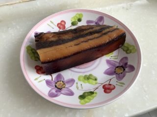 2、玉颜偶染尘世烟➕双椒白玉菇炒酱油肉,酱油肉或腊肉清洗掉表面浮灰