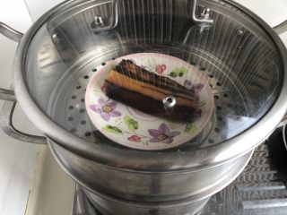 3、玉颜偶染尘世烟➕双椒白玉菇炒酱油肉,上蒸锅蒸20分钟。或者有一个偷懒的方法，大家可以在用电饭煲煮米饭时把腊肉放进去一起煮，米饭焖好了，腊肉也蒸好了，而且腊肉中的油脂渗入米粒中，米饭也变的炒鸡好吃。