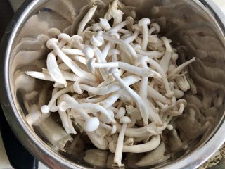 4、玉颜偶染尘世烟➕双椒白玉菇炒酱油肉,蒸腊肠时我们来准备其他配菜：白玉菇去除包装，除掉根部脏东西，一根根分开