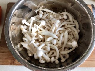 5、玉颜偶染尘世烟➕双椒白玉菇炒酱油肉,用淡盐水或蔬菜清洗剂清洗干净控水备用。坐锅烧水，准备一会焯白玉菇