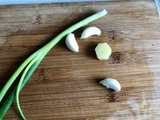 6、玉颜偶染尘世烟➕双椒白玉菇炒酱油肉,小葱择好、蒜剥皮、姜去皮，一同清洗备用