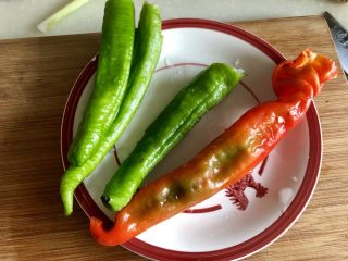 7、玉颜偶染尘世烟➕双椒白玉菇炒酱油肉,小青椒与红椒分别去蒂去籽清洗备用