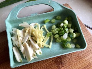 8、玉颜偶染尘世烟➕双椒白玉菇炒酱油肉,小葱只用葱白，葱白切末，姜切姜丝，蒜切蒜片，备用